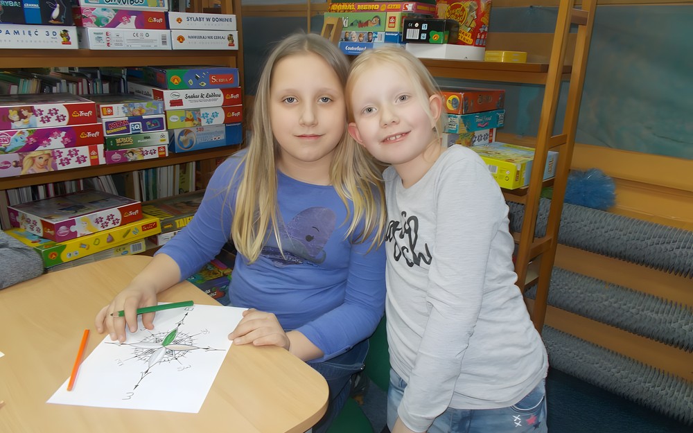 Dwie dziewczynki pozują razem do zdjęcia