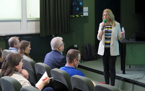 P.o. dyrektora Koszalińskiej Biblioteki Publicznej Beata Sawa-Jovanoska wita uczestników szkolenia