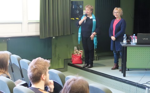 Kierownik Działu Metodyki i Promocji, Małgorzata Zychowicz wita uczestników wykładu o Zbigniewie Herbercie