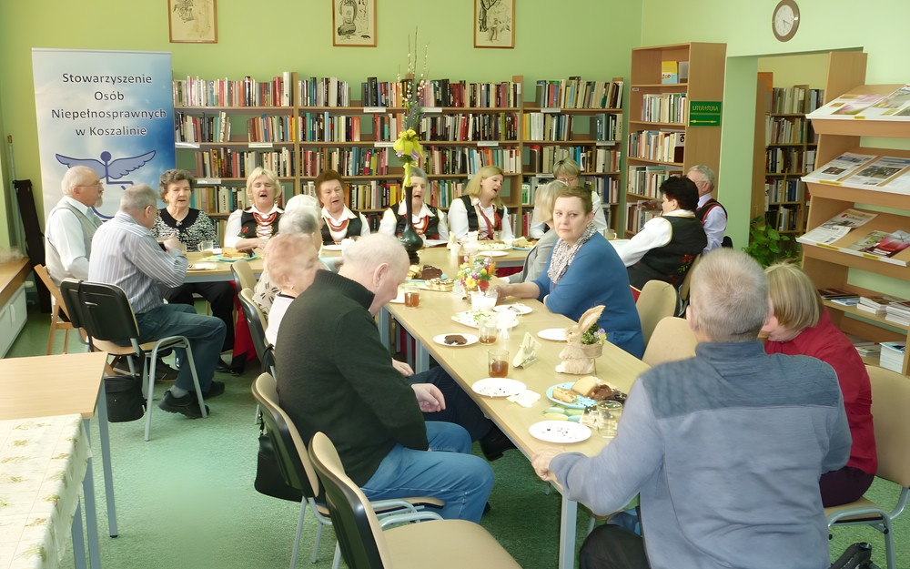 uczestnicy siedzą przy stołach