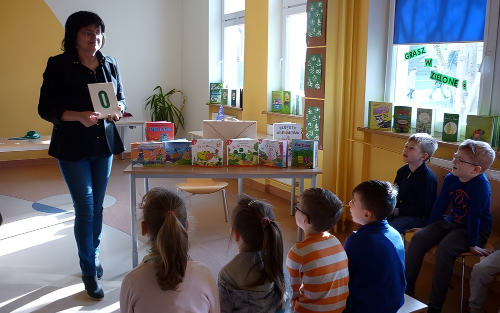Grupa sześciolatków na lekcji bibliotecznej