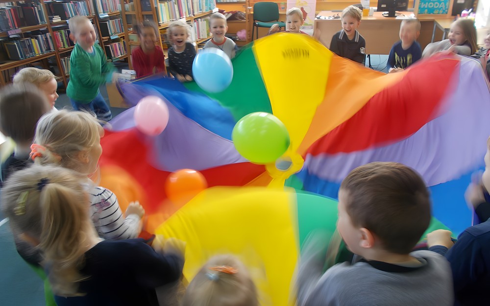 Dzieci podczas zabawy z chustą