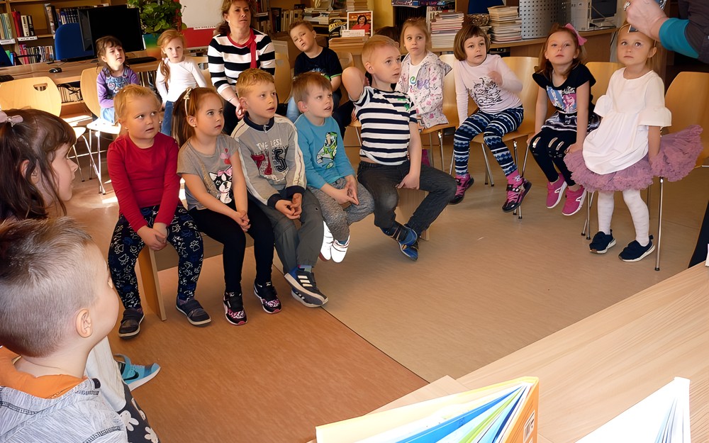 Grupa Smerfów w oczekiwaniu na atrakcje w bibliotece