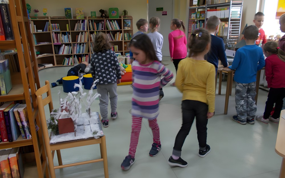 Przedszkolaki oglądają wystawę "Makiety zabytków Koszalina"