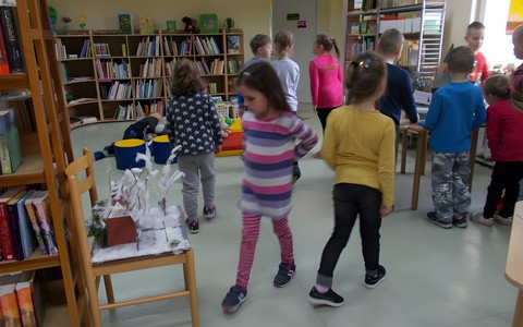 Przedszkolaki oglądają wystawę "Makiety zabytków Koszalina"