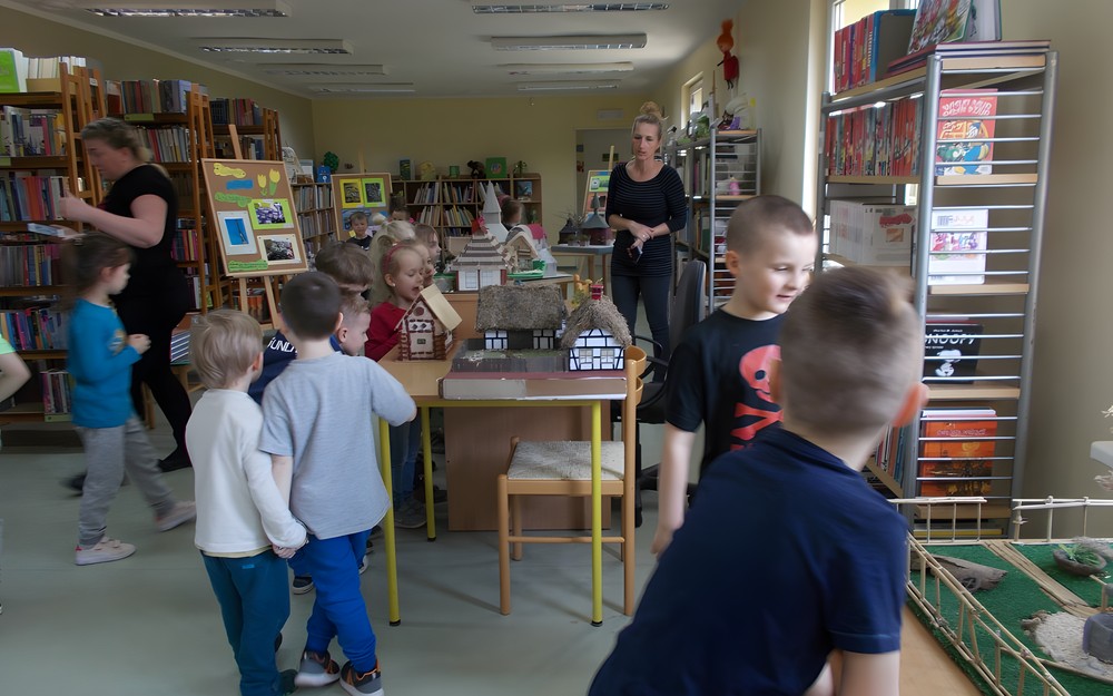 Dzieci oglądają wystawę o Koszalinie