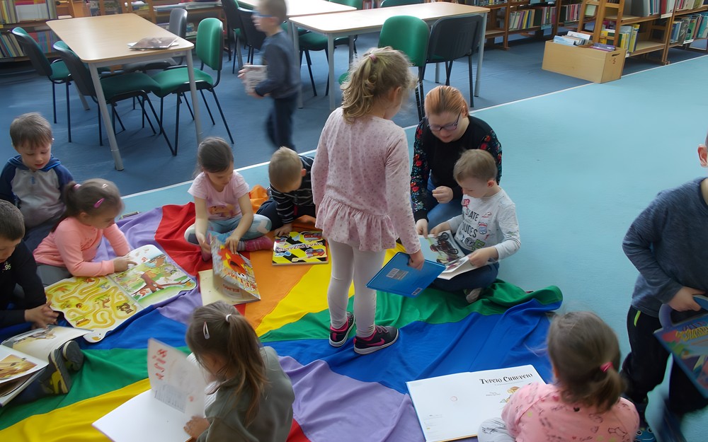 Dzieci oglądają książki na chuście