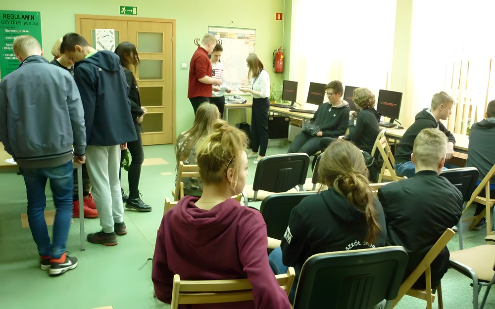 Uczniowie uczestniczą w ćwiczeniach