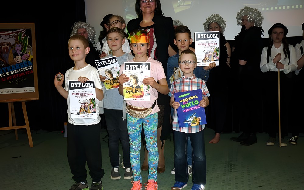 Najlepsi czytelnicy naszej biblioteki z Panią Wiolą