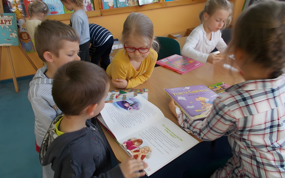 Dzieci podczas oglądania książek