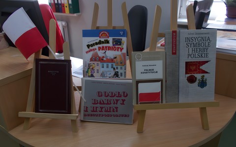 Wystawa książek na Święto Konstytucji