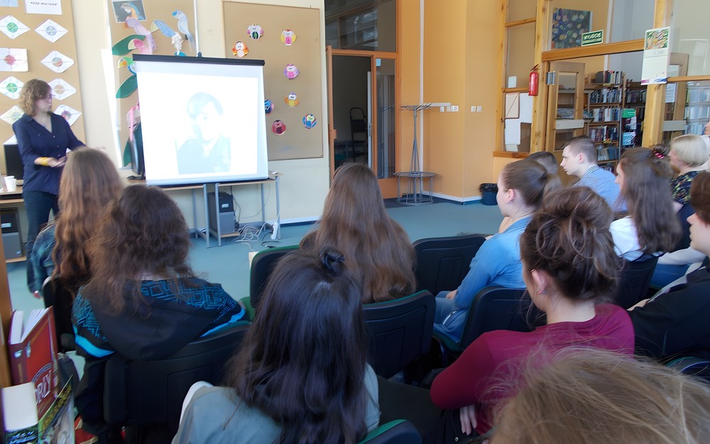 Młodzież słucha prowadzonego wykładu