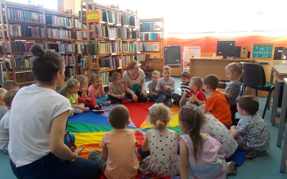 Dzieci podają skojarzenia, grając w tic tak bum