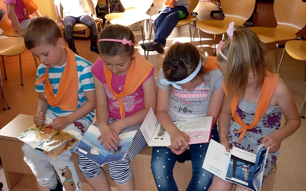 Dzieci przeglądają książeczki z serii CZYTAM SOBIE