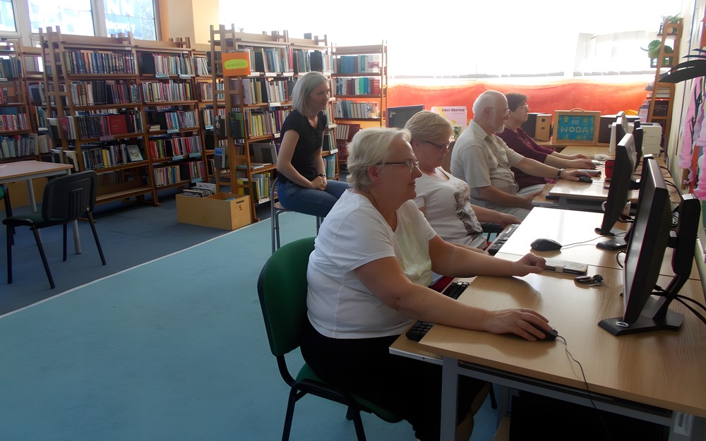 Państwo wraz z biblioterką podczas kursu komputerowego