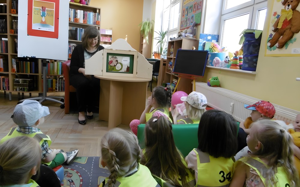 Bibliotekarka w trakcie teatrzyku Kmishibai.