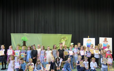 Zbiorowe zdjęcie uczestników Powiatowego przeglądu recytatorskiego dla przedszkolaków "Joanki"