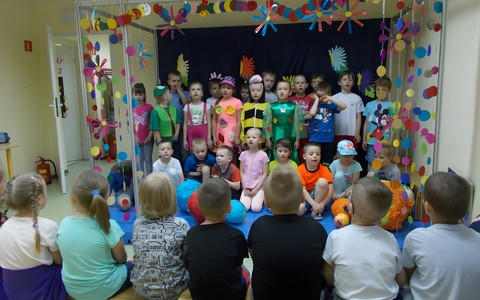 Grupa przedszkolna na wspólnym zdjęciu