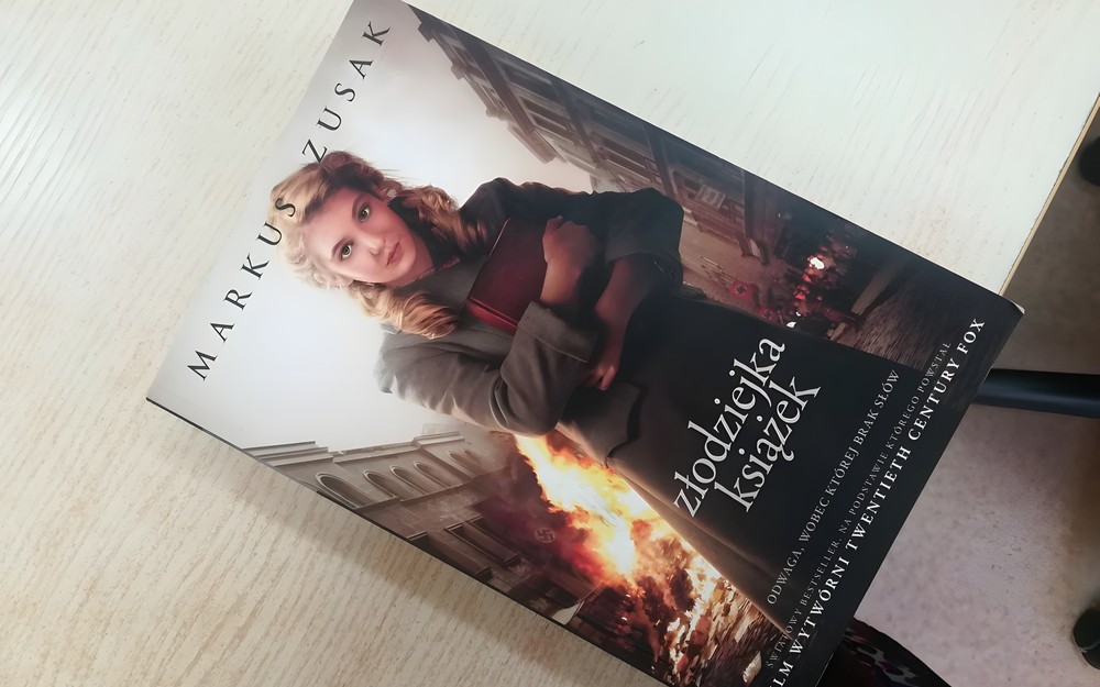 na zdjęciu książka "Złodziejka książek"
