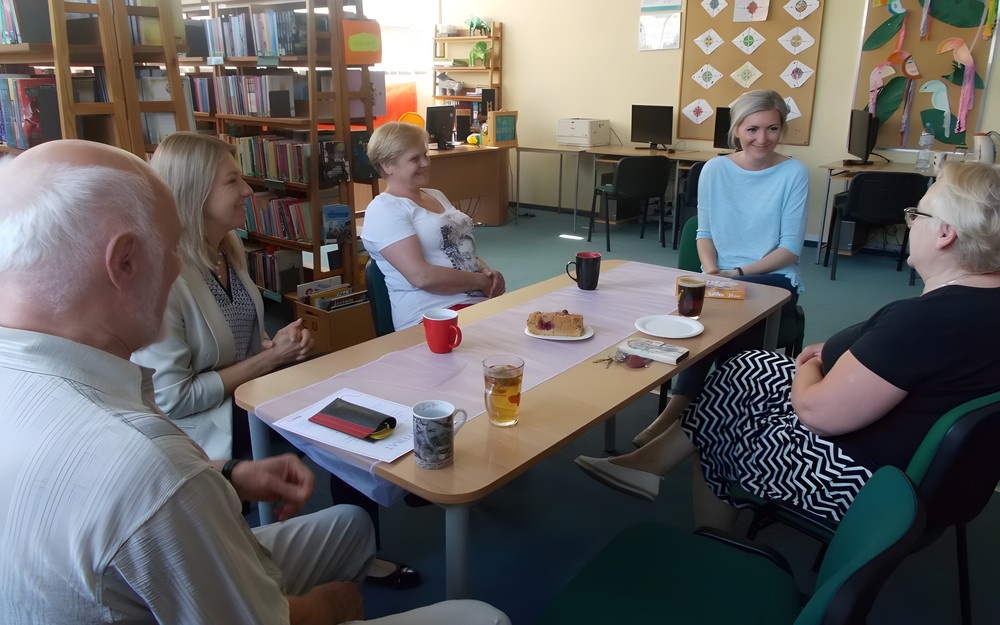 Uczestnicy spotkania siedza przy stole