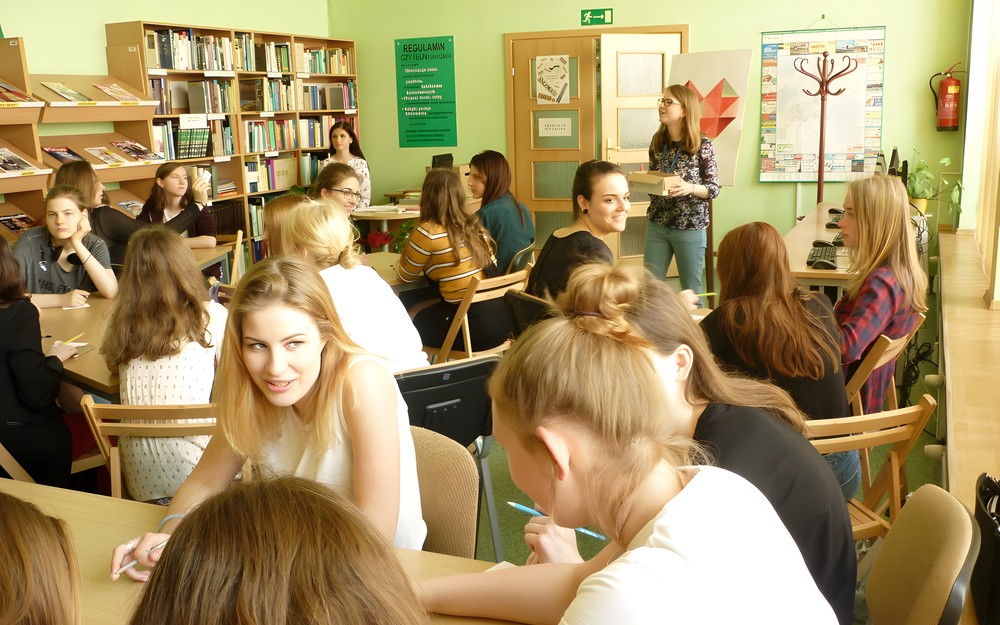 Bibliotekarka rozpoczyna warsztaty