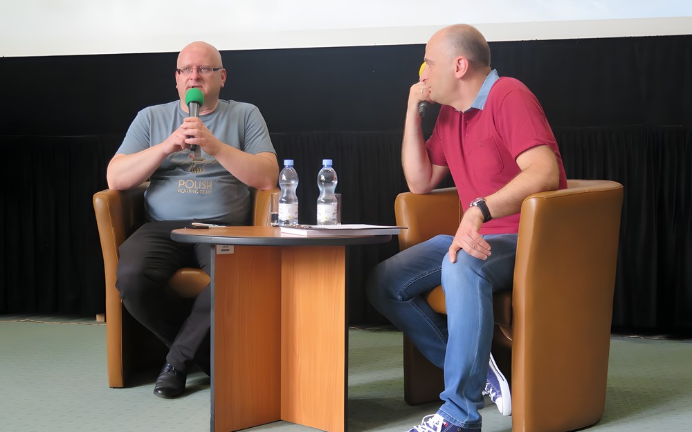 Na zdjęciu od lewej: Grzegorz Śliżewski oraz prowadzący spotkanie Piotr Polechoński