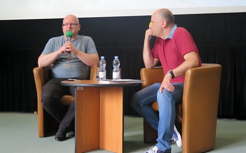 Na zdjęciu od lewej: Grzegorz Śliżewski oraz prowadzący spotkanie Piotr Polechoński