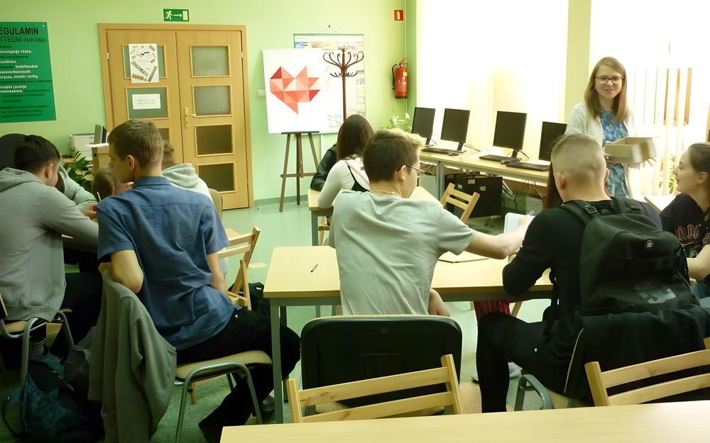 Bibliotekarka rozpoczyna warsztaty