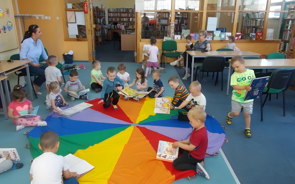 Dzieci  oglądają wybrane przez siebie książki