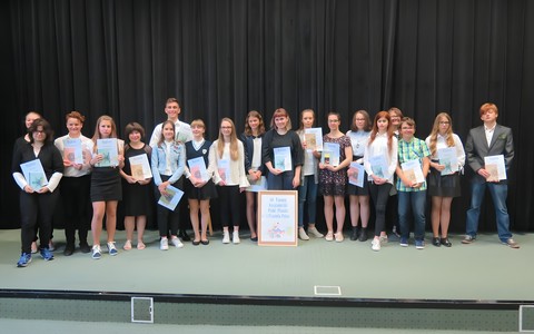 Wspólne zdjęcie uczestników 50. Turnieju Recytatorskiego  "Ptaki, ptaszki i ptaszęta polne" 2018, kategoria Ptaki