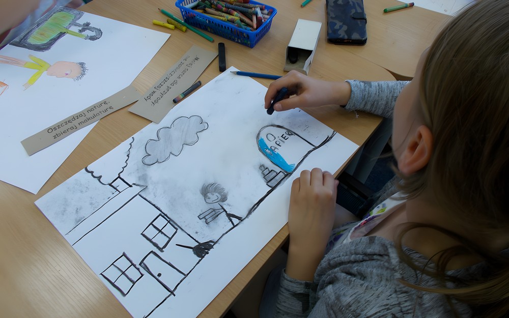 Dziewczynka wykonuje plakat