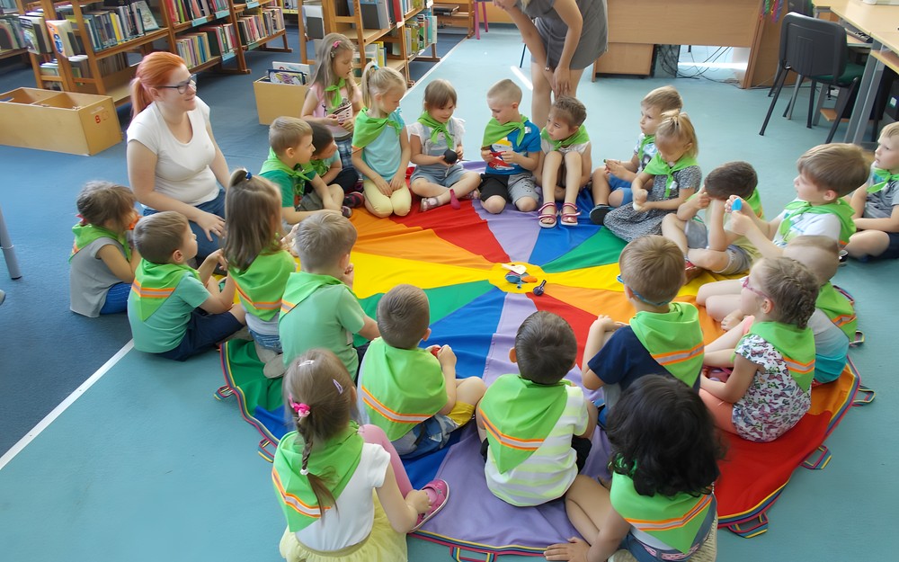 Dzieci podają skojarzenia, grając w "Tic Tak bum"