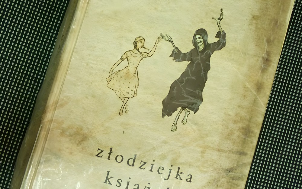 na zdjęciu książka