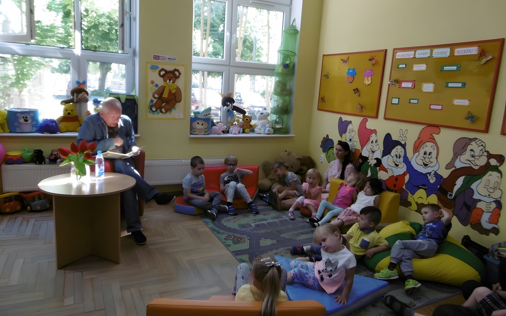 Głośne czytanie dzieciom.