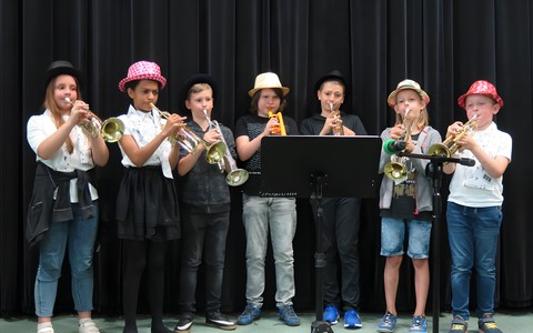 Występ zespołu „Mali trębacze” z Państwowego Zespołu Szkół Muzycznych uświetniający 50-lecie turnieju