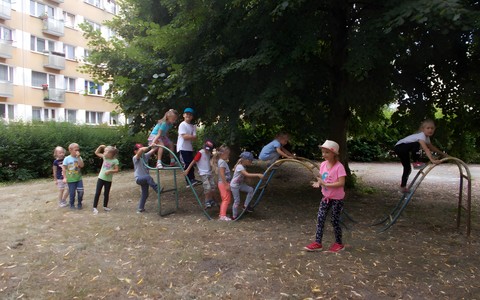 Przedszkolaki w bilbiotecznym ogrodzie