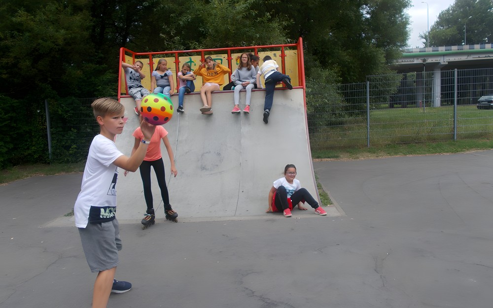 Dzieci siedzą na rampie i pozują do zdjęcia
