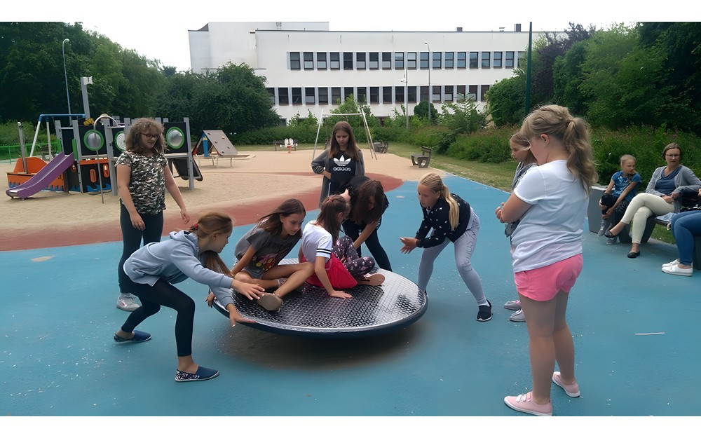 Dzieci podczas zabawy na karuzeli