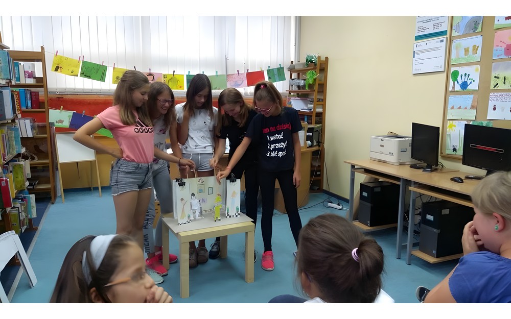 Pięć dziewczynek występuje w teatrze papierowym