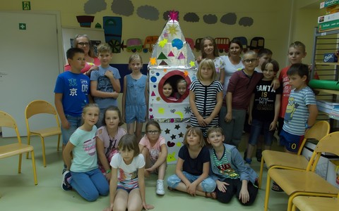 Cała załoga statku "Kosmiczne wakacje" przy swojej rakiecie