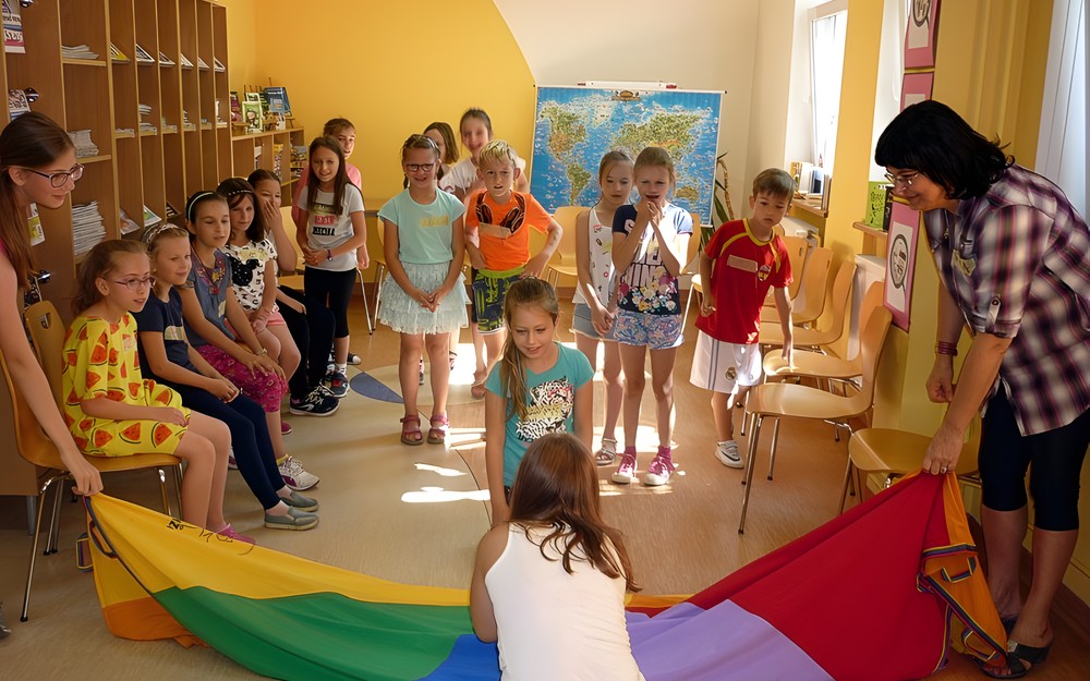 Zabawa POZNAJMY SWOJE IMIONA z wykorzystaniem chusty integracyjnej