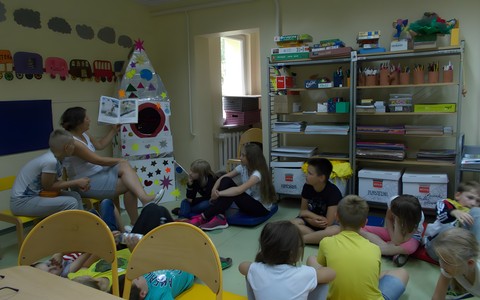 Pani czyta książkę "Jak tata pokazał mi wszechświat"