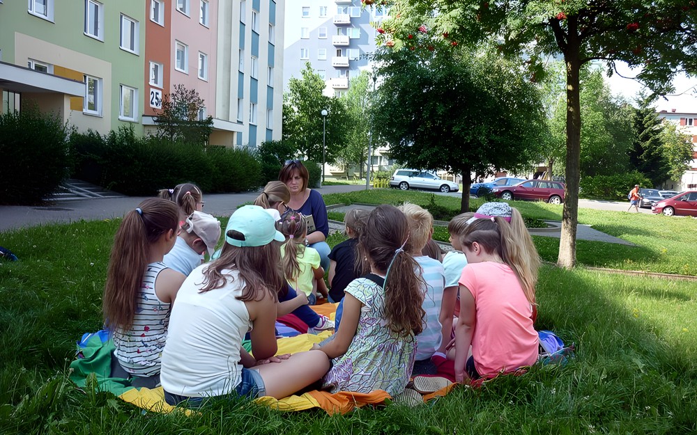 POD CHMURKĄ- Pani Ewa czyta fragmenty DETEKTYWA POZYTYWKI Grzegorza Kasdepke