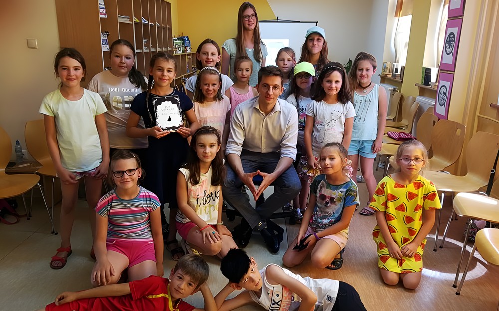 Dzieci z autorem spotkania JAKUBEM SKWORZEM - na poważnie