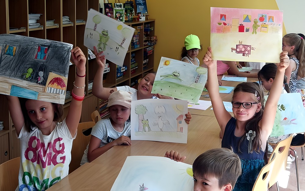 Dzieci prezentują swoje prace ilustrujące scenki do teatrzyku JAK DOBRZE BYĆ ŻABKĄ (według M. Velthuijsa)