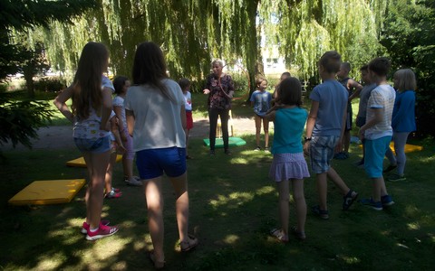 Zabawa w grupie z wykorzystaniem hula hop