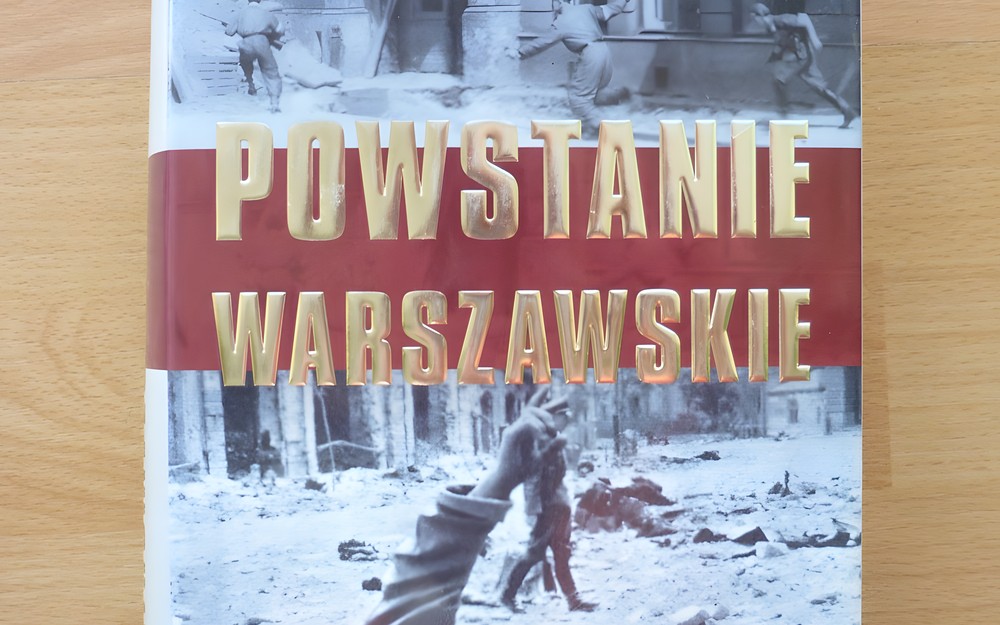 na zdjęciu książka