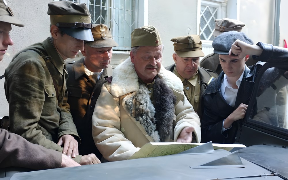 Na zdjęciu: Scena z filmu „Żołnierze z Westerplatte w Koszalinie”. Żołnierze obmyślają strategię