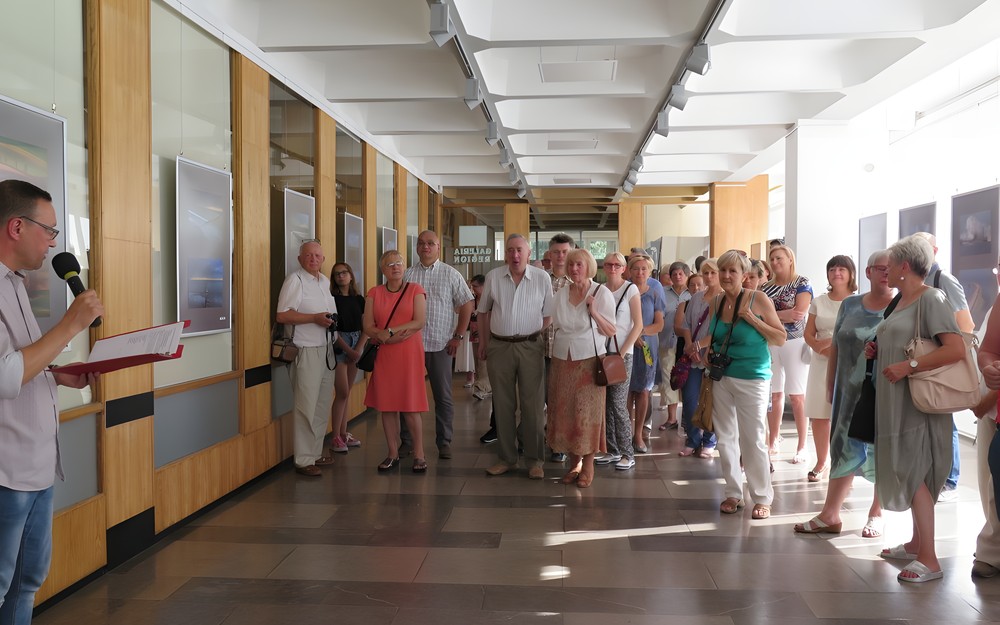 Dyrektor Koszalińskiej Biblioteki Publicznej Dariusz Pawlikowski otwiera wernisaż wystawy fotografii „Natura najlepszym architektem”