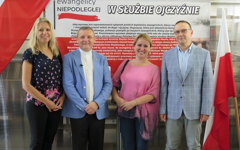 Od lewej: Beata Sawa-Jovanoska z-ca dyrektora KBP, ks. Janusz Staszczak, proboszcz Parafii Ewangelicko-Augsburskiej w Koszalinie, Joanna Chojecka dyr. Archiwum Państwowego w Koszalinie, Dariusz Pawlikowski dyrektor KBP